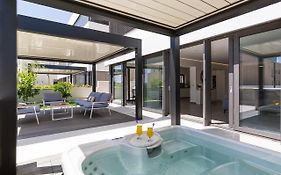 Shell Luxury Residences With Pool And Whirlpool